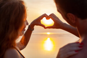 Koppel tijdens therapie bij SunHara, werkend aan het verbeteren van hun communicatie en het opbouwen van een gezonde, liefdevolle relatie.